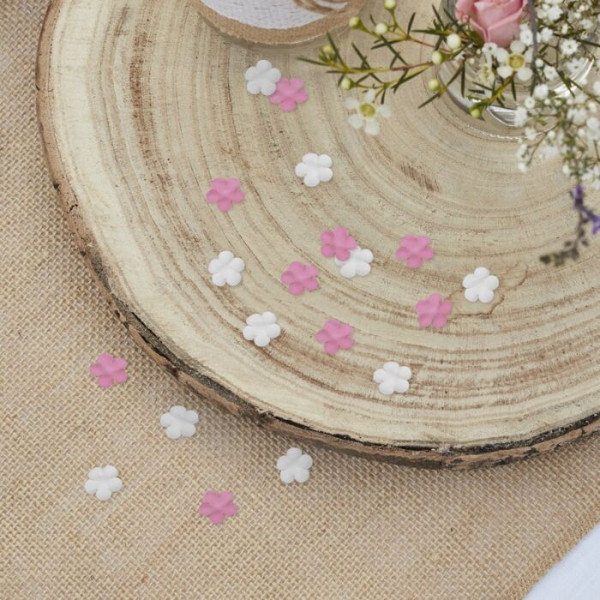 Confettis de table en forme de petites fleurs roses et blanches
