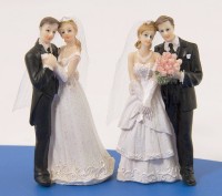 Cake figure bridal couple with flowers