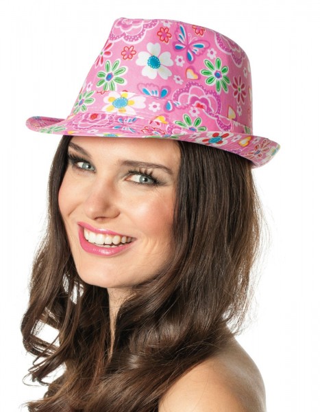 Sombrero de verano con flores rosas