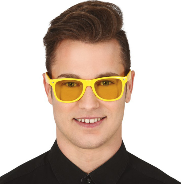 Gafas amarillas con lentes amarillas.