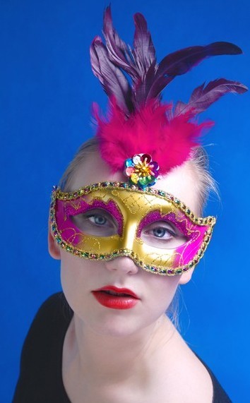 Máscara veneciana colorida con plumas 2