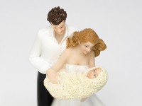 Oversigt: Brudepar med babykage dekoration 15cm