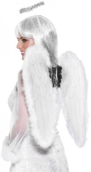 Imponente ángel con plumas de marabú