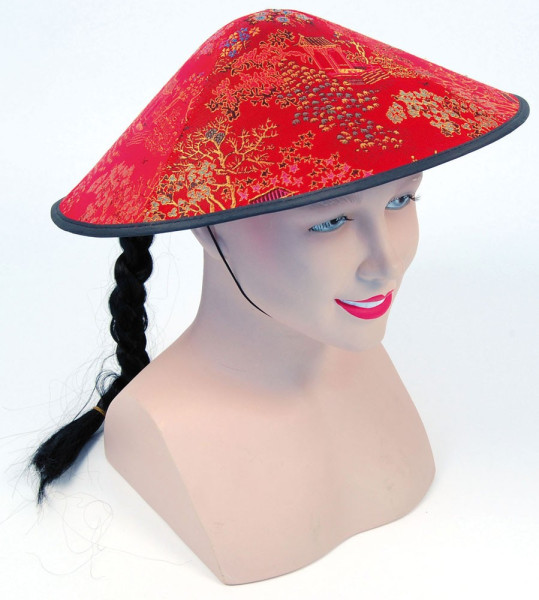 Cappello in look cinese con treccia nera