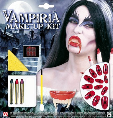 Halloween maquillage dame vampire avec du sang et des ongles