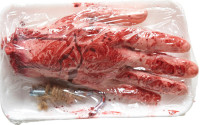 Vorschau: Abgetrennte Hand Blutig In Kühlregal-Verpackung