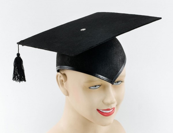 Czarna czapka absolwenta