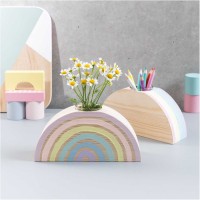 Anteprima: Spazio in bianco dell'arcobaleno di legno con il vaso