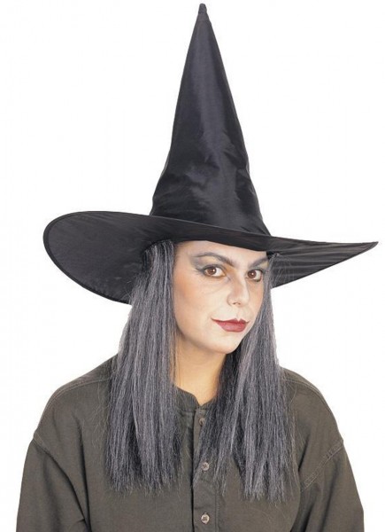 Czarny kapelusz czarownicy z siwymi włosami