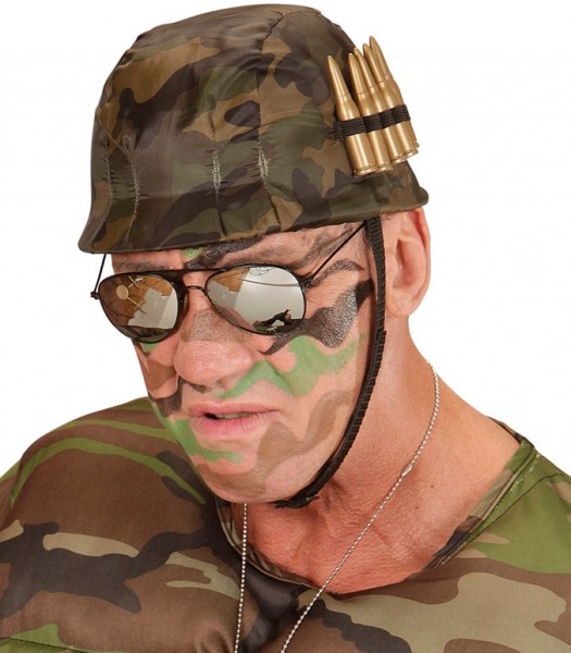 Soldat kamouflagehjälm med ammunition