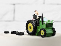 Landelijk de cakecijfer van het bruidspaar met tractor