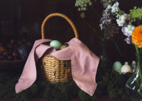 Vista previa: Cesta de Pascua con manta rosa 28 x 17cm
