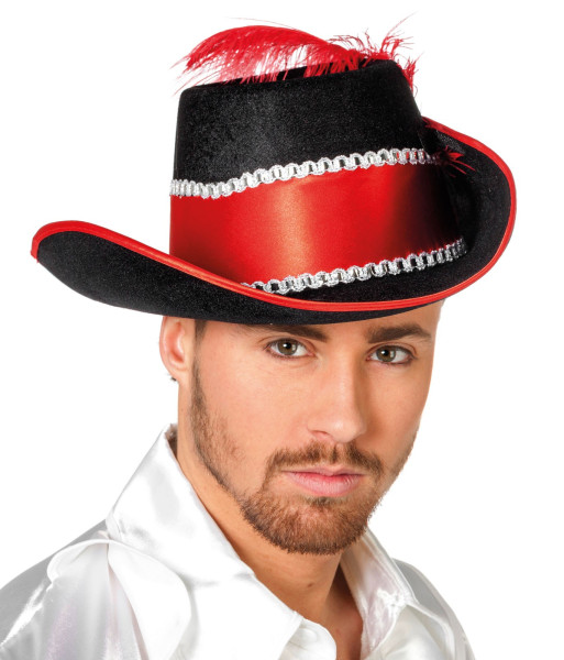 Historyczny barokowy kapelusz muszkietera w kolorze czerwonym