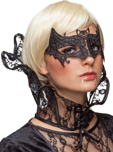 Black stand-up collar made of lace