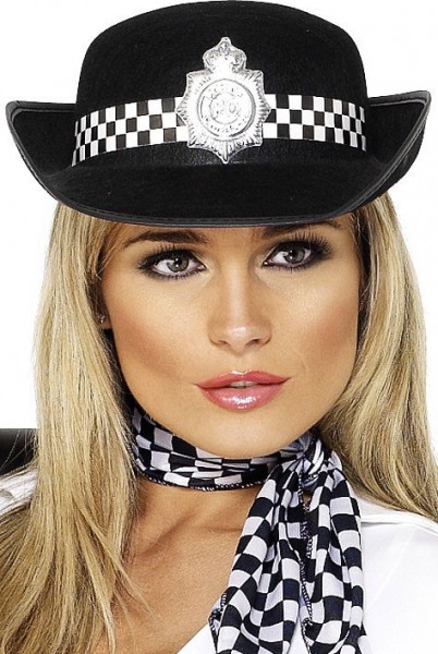 Czarno-biały kapelusz angielskiej policjantki