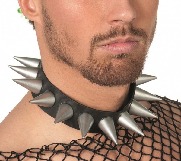 Giant riveted spiked collar