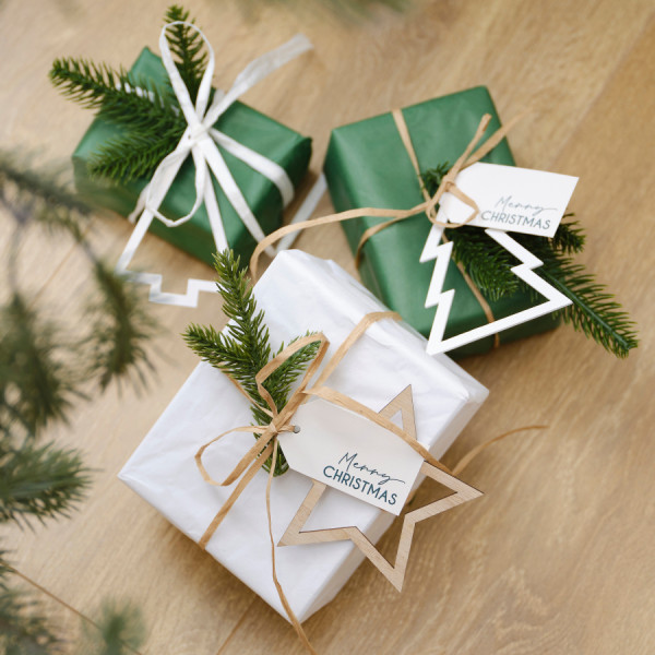 3 étiquettes cadeaux, branches et cartes