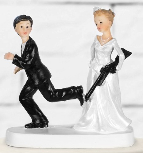 Figura sposa della sposa e dello sposo della torta con la pistola