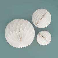 3 białe, ekologiczne kulki o strukturze plastra miodu