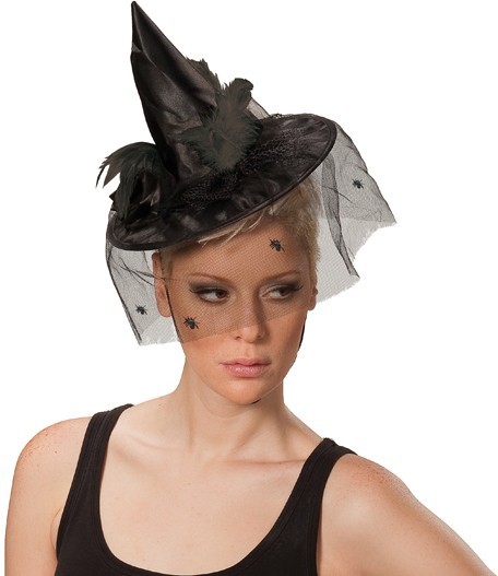 Sombrero de bruja con velo y plumas