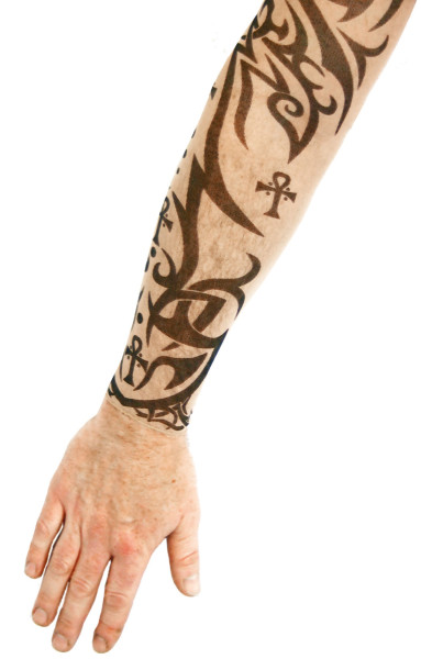 Manica tatuata con tribali e croci