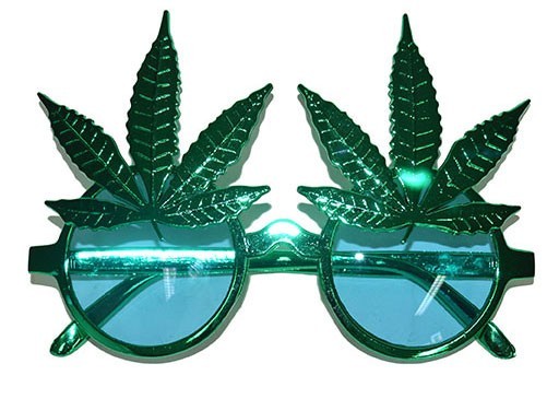 Bicchieri di foglie di canapa hippie