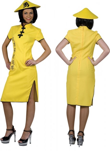 Żółty kostium damski z chińskimi znakami