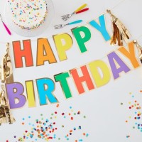 Guirlande arc-en-ciel joyeux anniversaire 3m