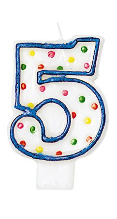 Firande nummer ljus 5 med färgglada prickar för födelsedagstårta