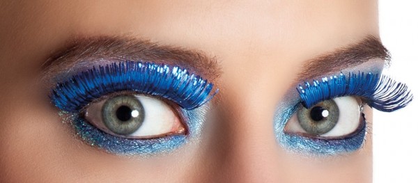 Blå svepande ögonfransar metallisk look