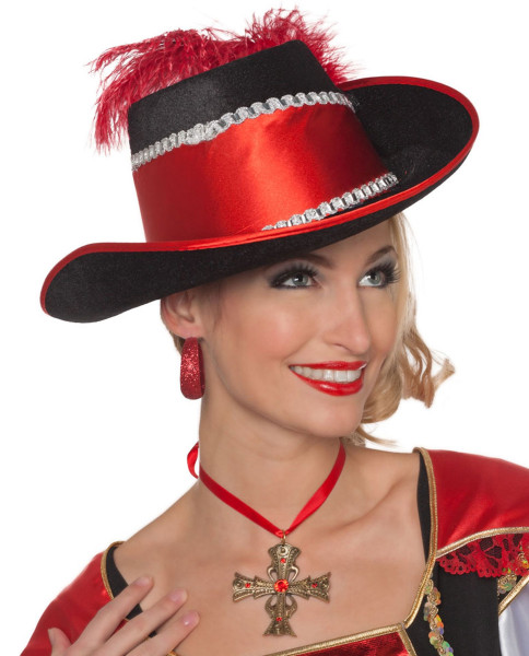 Historyczny barokowy kapelusz muszkietera w kolorze czerwonym