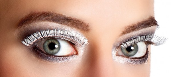 Glamorous silver eyelashes in a metallic look