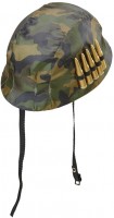 Voorvertoning: Soldaten camoufleren helm met munitie