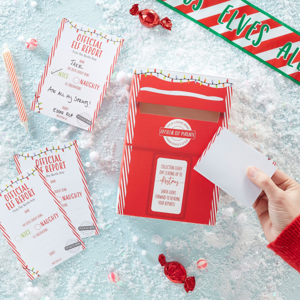 Cassetta della posta e cartoline degli elfi di Natale congelati