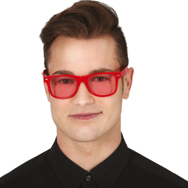 Gafas rojas con lentes rojas.