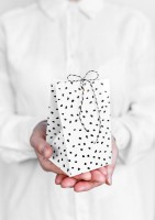 Anteprima: 6 sacchettini regalo bianchi con puntini neri