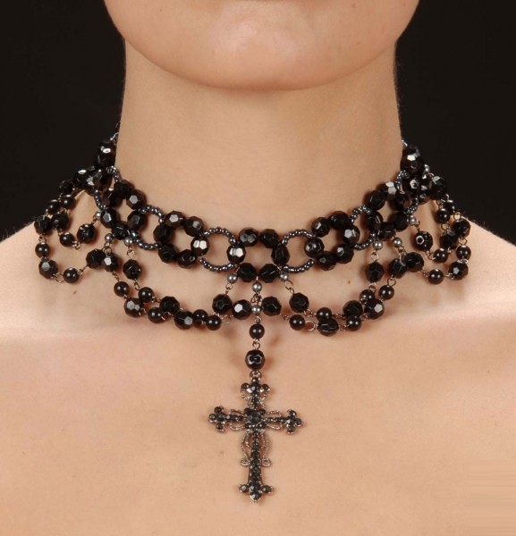 Mørk perlehalskæde med et kors