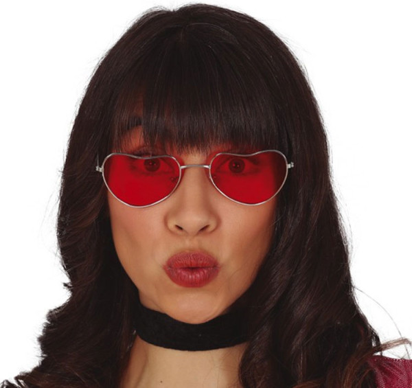 Czerwone okulary w kształcie hippisowskich serc