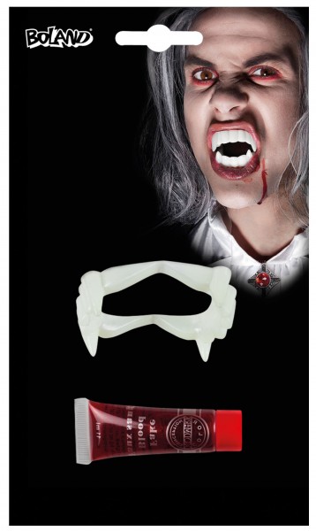 Dents de vampire avec du faux sang