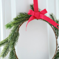 Preview: 5 Christmas wreaths with red ribbon