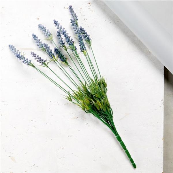 Blomsterdekoration med lavendel lilla