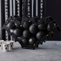 Pipistrello a mosaico con palloncini neri e luci