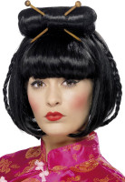 Perruque asiatique avec des bâtons de cheveux