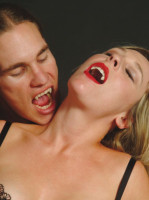 Vorschau: 1 Horror Knutschfleck Vampir Fangzähne