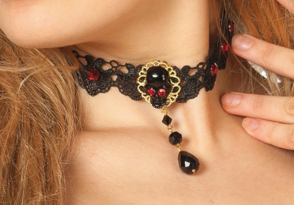 Baroque Lace Necklace with Skull