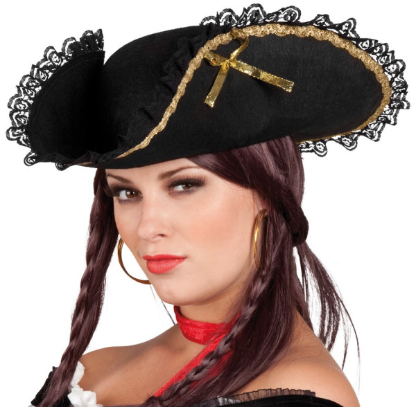 Sombrero pirata con encaje y decoración dorada