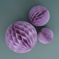 3 fioletowe ekologiczne kulki o strukturze plastra miodu