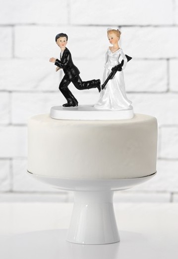 Gâteau figurine mariée couple mariée avec pistolet 2