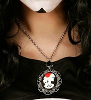 Preview: Silver cameo skull necklace