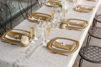Voorvertoning: Joyeux Anniversaire tafelkleed wit-goud 3 x 1.2m